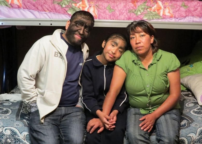 阿塞韦斯(左)发现与他育有女儿(中)的妻子(右)不忠。