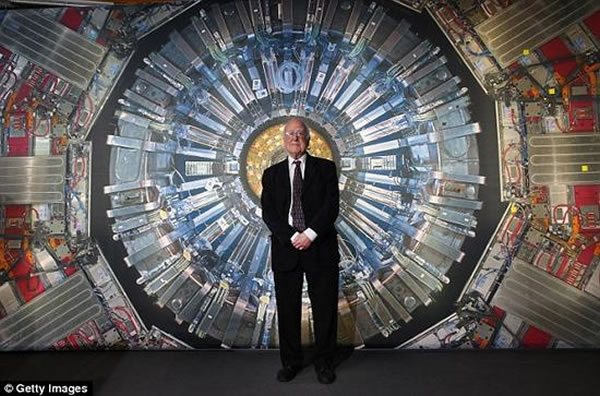 ���׶ؾ��еġ���ѧ����ݶ�ײ��չ�����ڼ䣬Ƥ�ء�ϣ��˹����վ��һ������ǿ�Ӷ�ײ������Ƭǰ�����գ�������̨��������ǿ������Ӷ�ײ�豸����ѧ���Ǵ����������Ƕ���ϣ