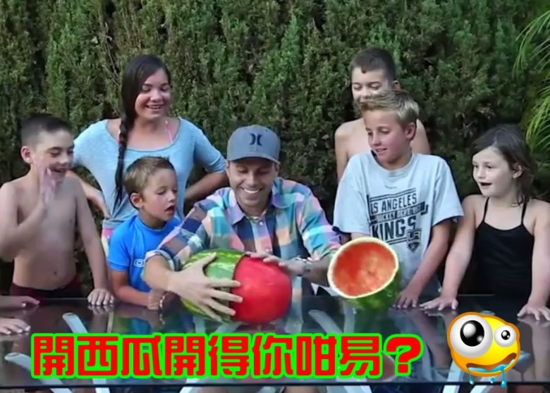 罗贝尔(中)轻易把“原粒西瓜肉”取出,令一班小朋友瞠目结舌。