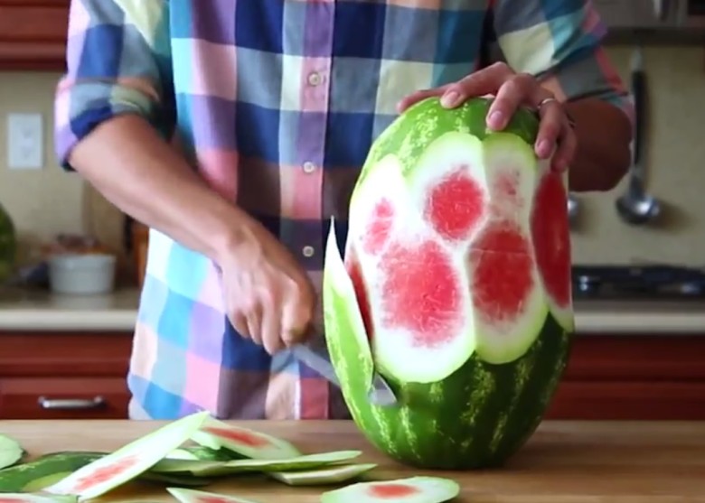 罗贝尔先把其中一个西瓜去皮,把绿色和白色的部分切干净。