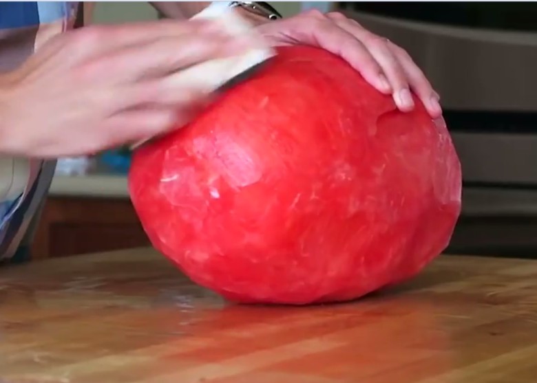 罗贝尔再用洗碗用的百洁布,把红果肉表面磨滑。