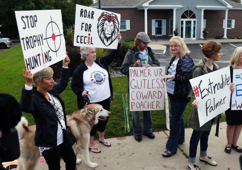 诊所附近有民众举牌示威