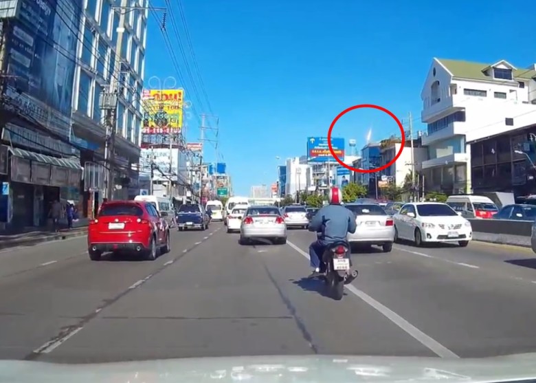 火球其后减弱,并在建筑物的阻挡下消失踪影。