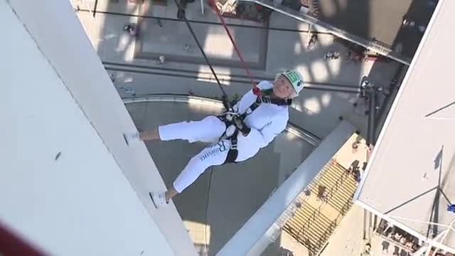 多丽斯‧朗成为参与游绳活动中最年长的人。