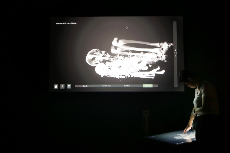 电脑扫描显示一具包裹着一名女子及两名儿童的秘鲁木乃伊的形状。