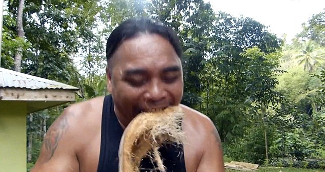 ������֮����������ҧ��Ҭ���У�Ȼ��˺��һ���Ҭ�ǡ�