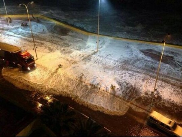 海啸巨浪扑上科金波海岸