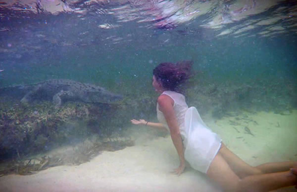 �����Ůģ��ī������ˮ����4�׳�����������湲Ӿ