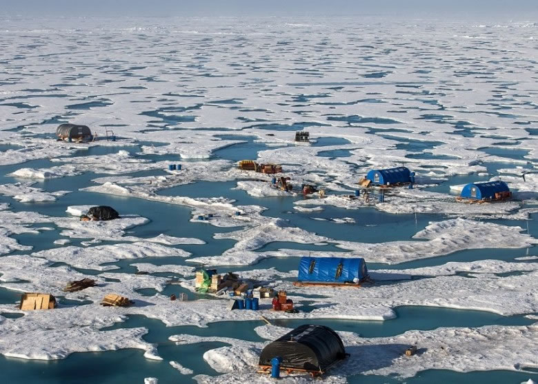 基地附近的浮冰融化,科学家遭到围困。