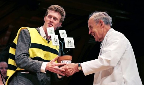 史密斯(左)领取生理学及昆虫学奖