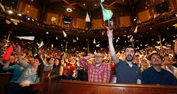 观众向台上放纸飞机,现场气氛高涨。