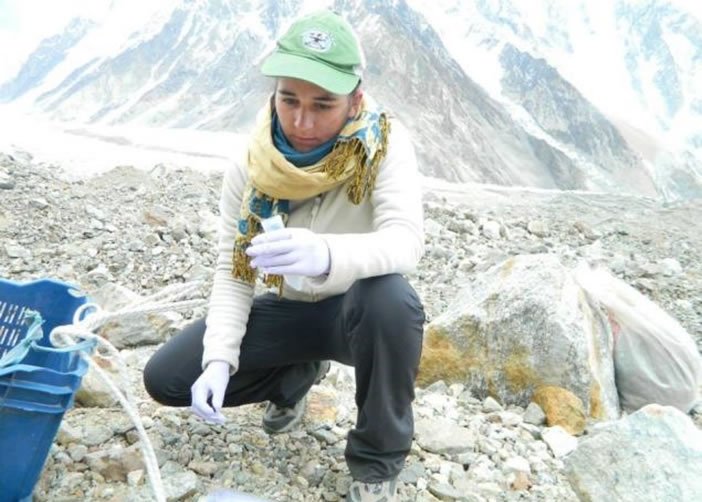 安杰洛勇闯乔戈里峰,只是想安葬亡父及亡兄的尸骸。图为她收集尸骸的DNA样本。