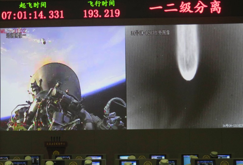 长征六号发射成功,发射中心显示火箭一二级推进器分离的画面。