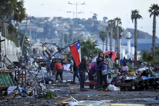 大地震和海啸导致至少100万民众被迫逃离家园
