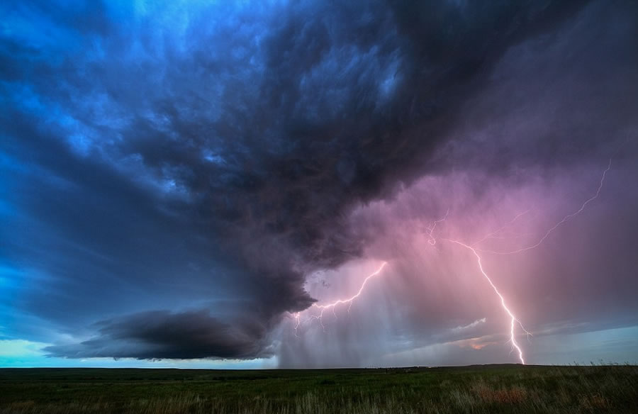美国“风暴追逐者”麦克•欧宾斯基(Mike Olbinski)假期携带3子女一起追逐风暴