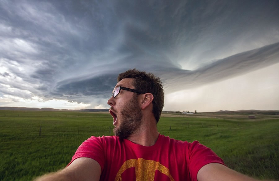 美国“风暴追逐者”麦克•欧宾斯基(Mike Olbinski)假期携带3子女一起追逐风暴