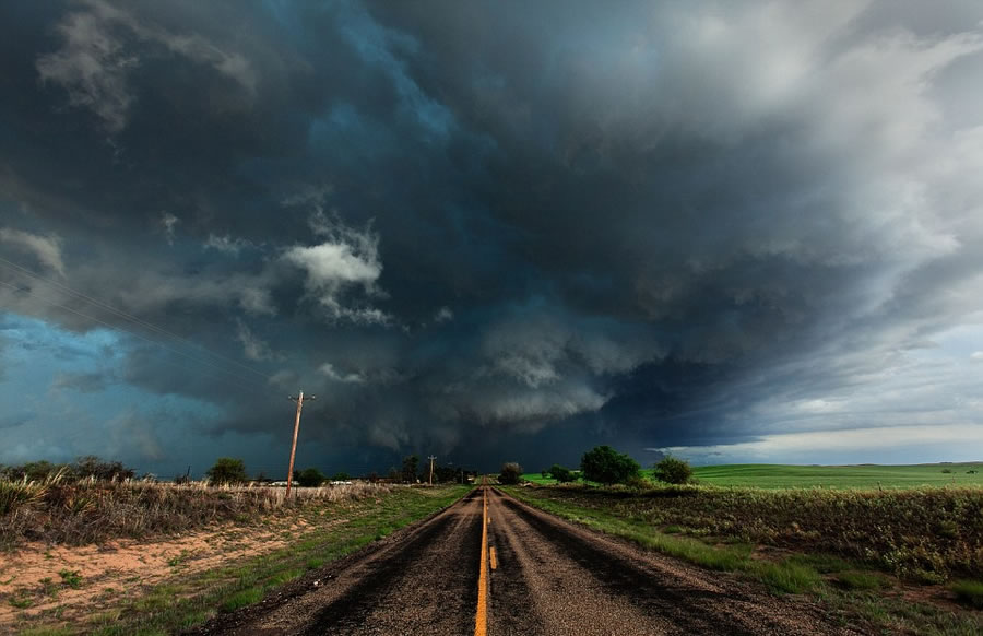 美国“风暴追逐者”麦克•欧宾斯基(Mike Olbinski)假期携带3子女一起追逐风暴