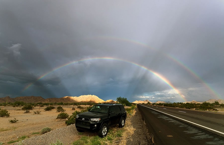 美国“风暴追逐者”麦克•欧宾斯基(Mike Olbinski)假期携带3子女一起追逐风暴