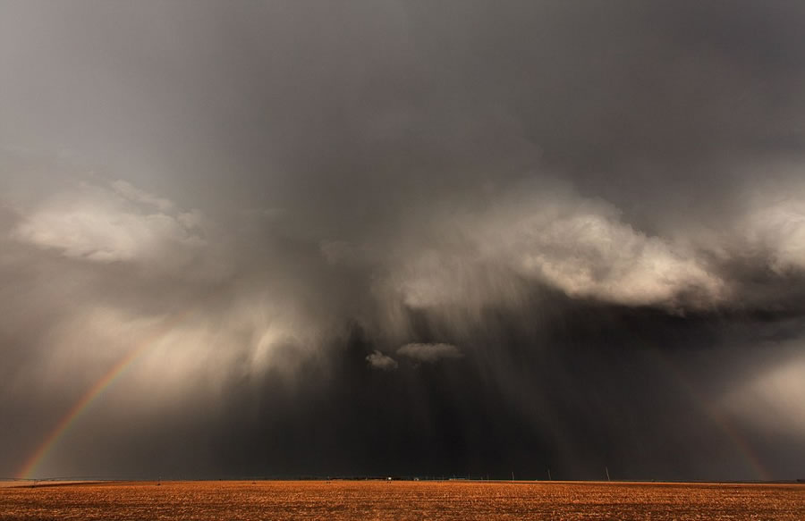 美国“风暴追逐者”麦克•欧宾斯基(Mike Olbinski)假期携带3子女一起追逐风暴