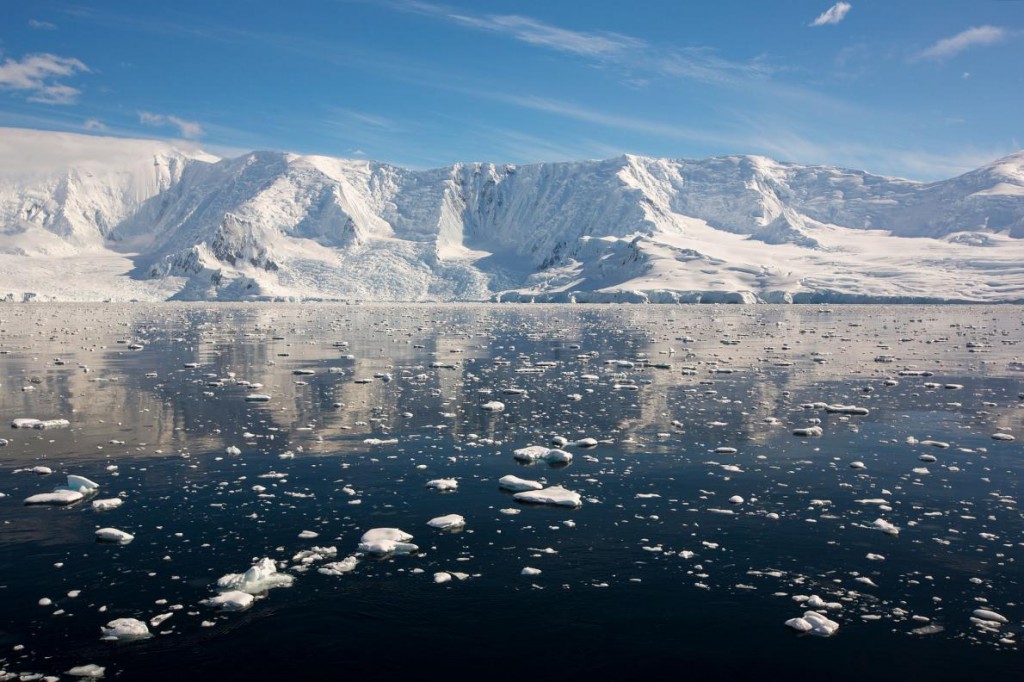 今日南极助长海平面上升的比例仅占一小部分。如果化石燃料产生的排放量仍未受约束,局面有可能转变。 Photograph by Ashley Cooper, Cor