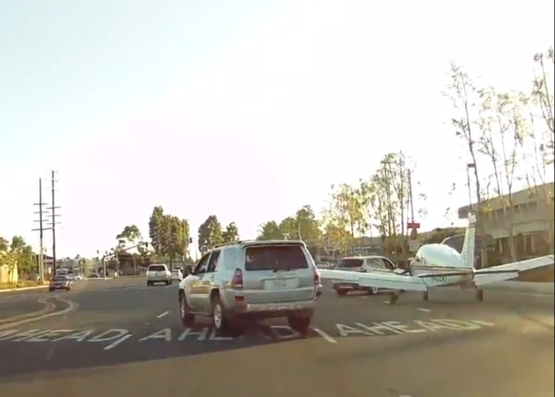 С�ͷɻ��������µ�ͣ��·��