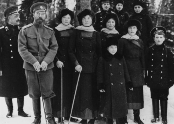 尼古拉二世(左二)一家7口遭革命党人灭门。