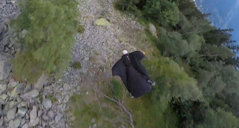 迪坚逊故意在极接近树木的情况下滑翔,挑战高难度。