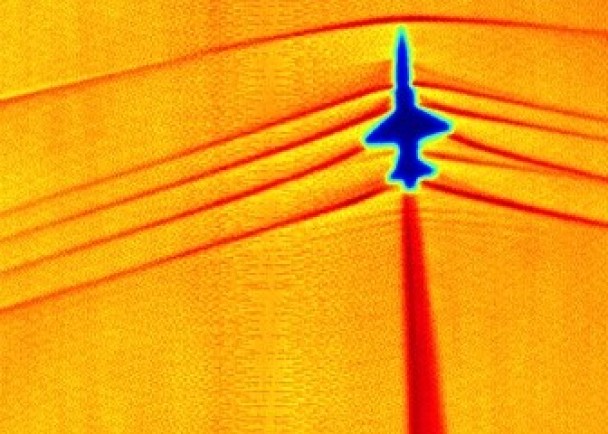 飞行物前方的弧线,就是音障。