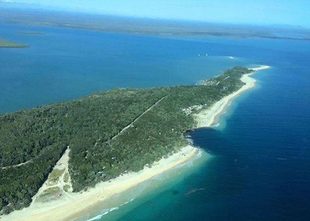 百米阔的巨坑令整道海岸线崩裂。