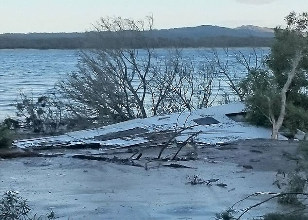 大坑吞没了露营车及一些露营帐篷,幸而没有人伤亡。