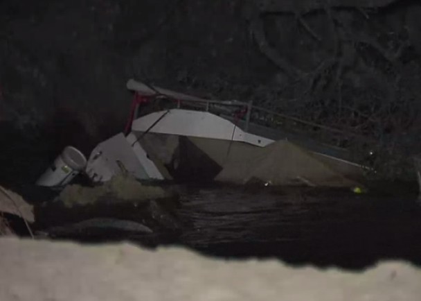 有人打算跑回营地驾露营车逃走,可是到达时已看到露营车掉落巨坑中。