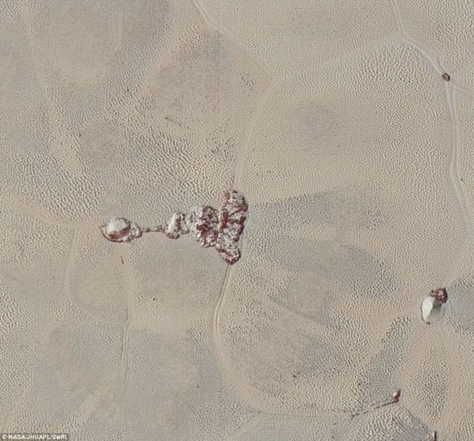 冥王星“史泼尼克平原”的波纹地表包围着两座孤立的冰山。