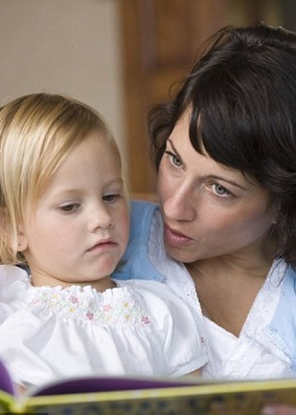 研究指,母亲说故事时,倾向像老师一般,问一些实则的问题。