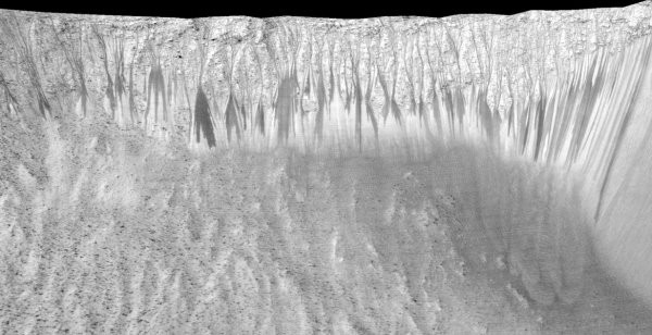 NASA宣布在火星表面发现液态水存在的证据