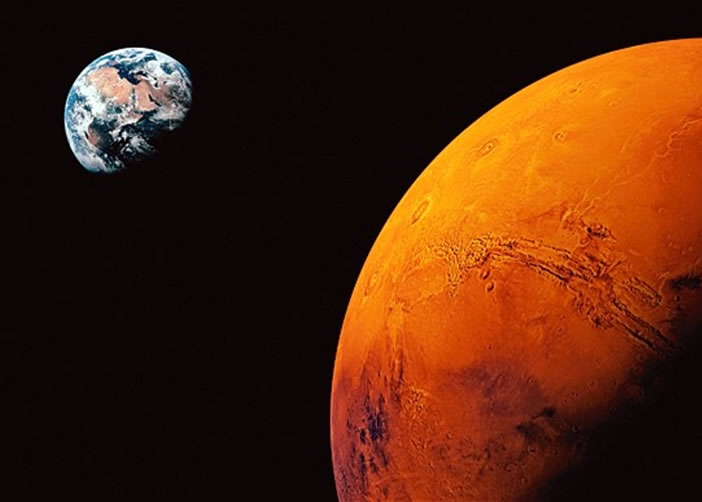 NASA将公布与火星(右)有关的重大科学发现。图左为地球。