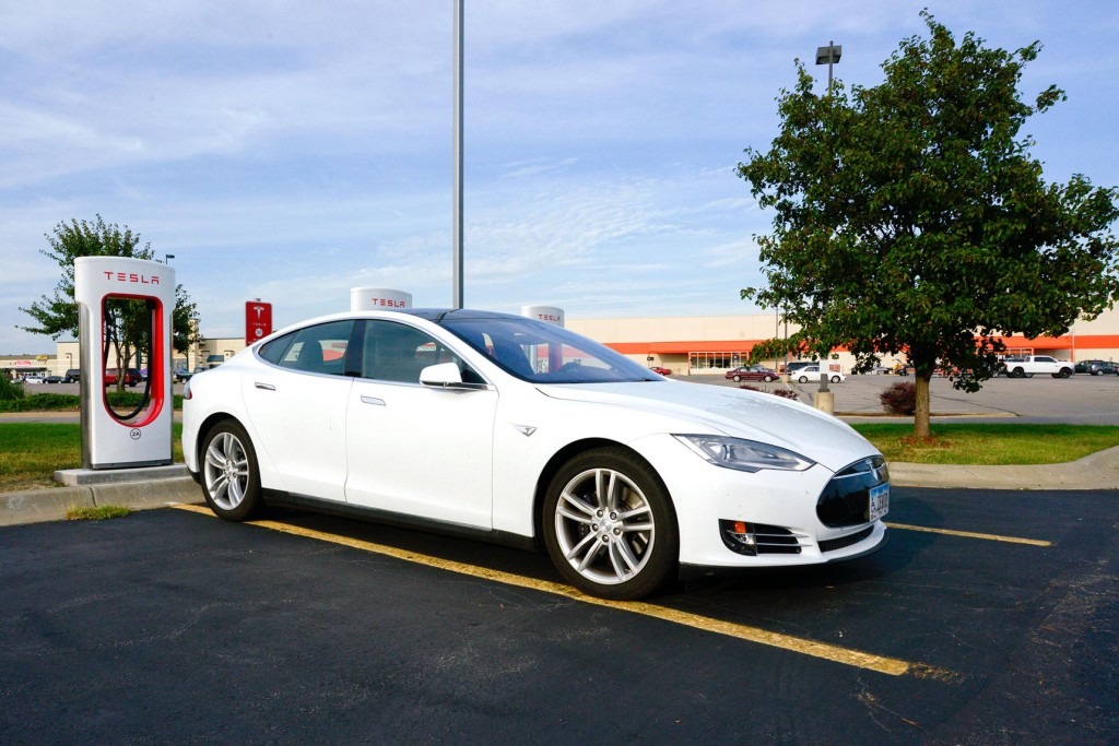 ͼ�е���˹����Tesla��Model S�����������������ŷ������еõ�����10�ֵĳ���֮һ�� PHOTOGRAPH BY MARK REINSTEIN, COR