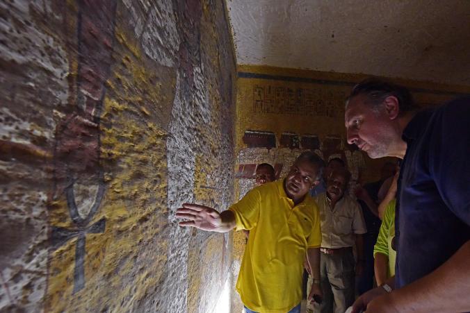 在图坦卡门陵墓内,埃及古文物部长曼杜•爱尔达玛迪以及瑞福斯检视可能藏有暗门的一段墓壁。 Photograph by Brando Quilici,