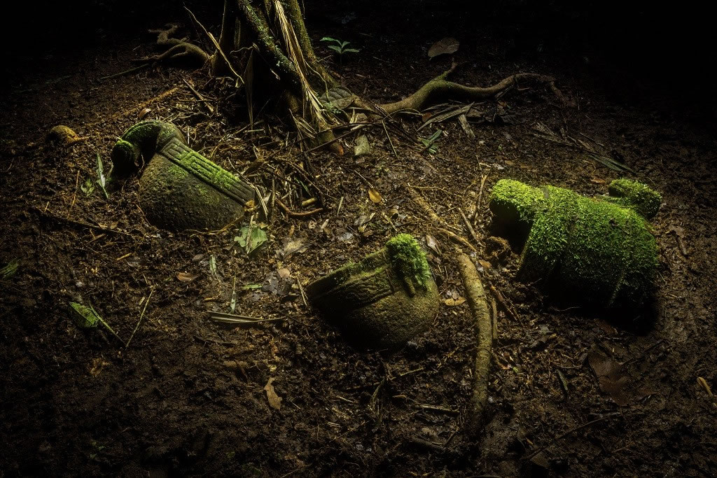 考古学者在遗址中发现了一批石器,可能是被留下来当作祭品的。它们当中包括以秃鹰和蛇的图案装饰的罐子。 Photograph by Dave Yoder