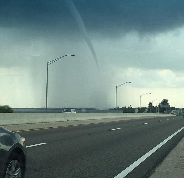 美国佛州近海遭海上龙卷风袭击