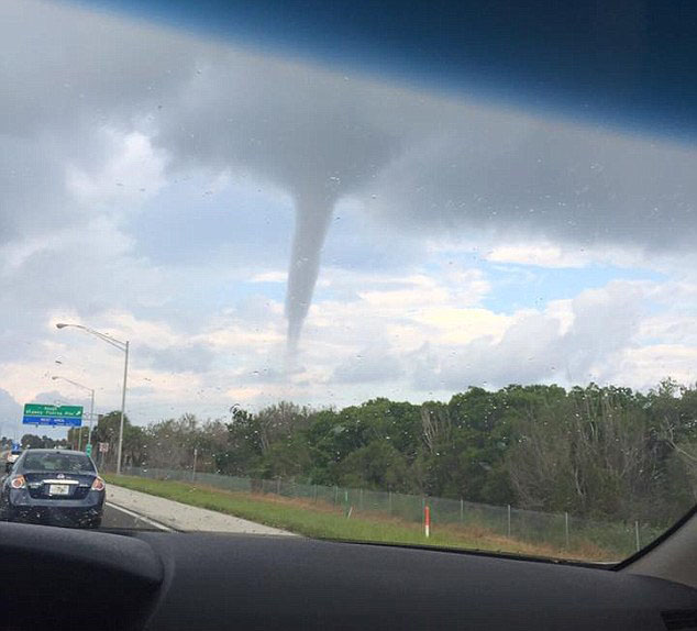 美国佛州近海遭海上龙卷风袭击