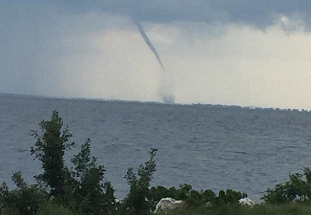 美国佛州近海遭海上龙卷风袭击