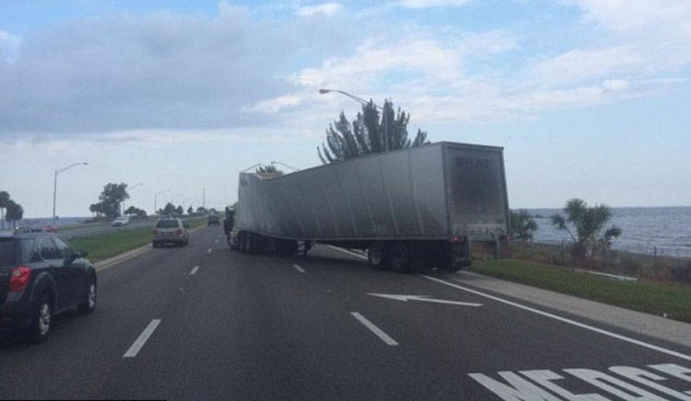 美国佛州近海遭海上龙卷风袭击