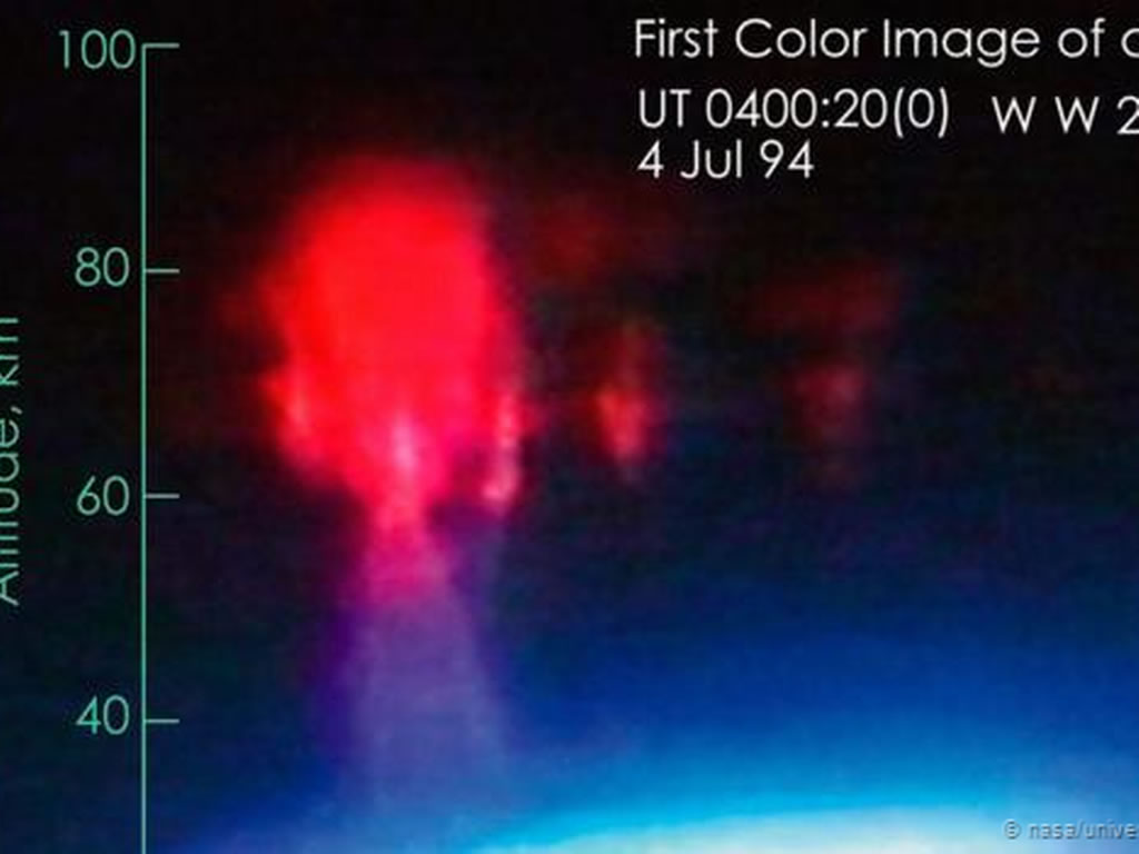 1994年7月4日,人类首次拍摄到红色精灵现象的彩色照片1994年7月4日,人类首次拍摄到红色精灵现象的彩色照片