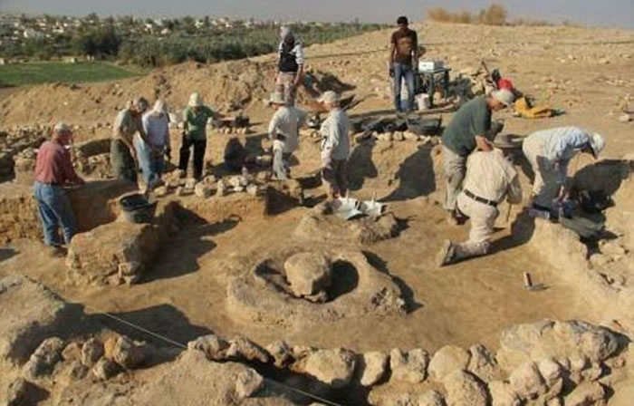 专家团队正在遗址勘察