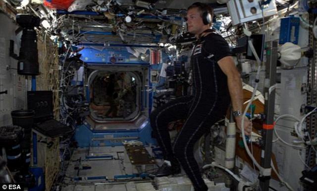 欧洲航天局宇航员安德斯-莫根森在空间站穿着紧身太空服,今年9月份他在国际空间站实验室穿着紧身太空服测试了10天。