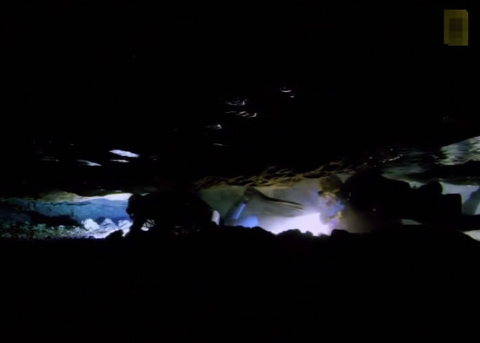 水下洞穴非常狭窄,潜泳时很容易碰撞到峭壁引发山崩。