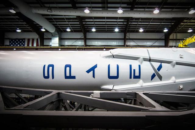 猎鹰9号升级后载荷整流罩变化不太明显,增加发动机推力后有着较长的喷嘴和更长的第二级箭体。