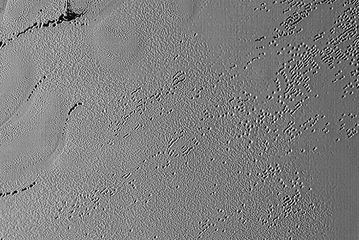 科学家发现冥王星的一些地区布满了坑洞,深度从数十米到数百米不等