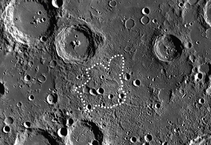 更令人好奇的是,这个土丘除了有着惊人的尺寸之外,还有着与周围的岩石完全不同的矿物质组成。