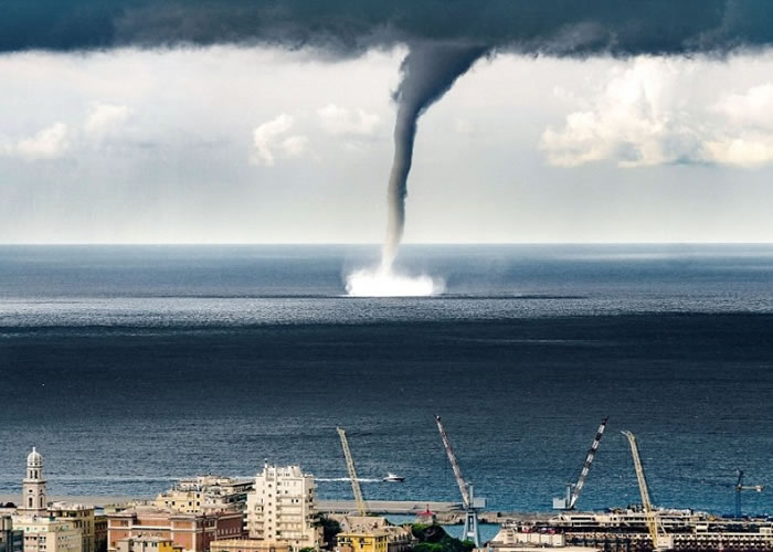 水龙卷高耸入云